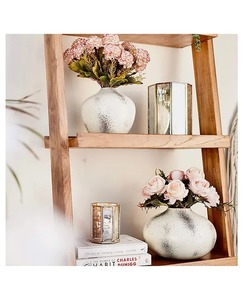 Vase à fleurs géométrique moderne en métal avec finition gris mat, parfait pour les appartements et studios urbains élégants - Product Image 6