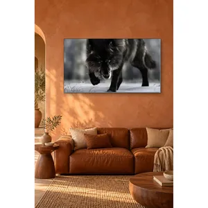 Impression sur toile de Fida Black Wolf traînant à travers la neige - Product Image 5