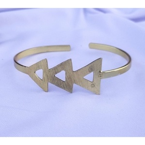 Bracelets en laiton faits à la main, plaqués or, design géométrique tendance, style unique et élégant - Product Image 4