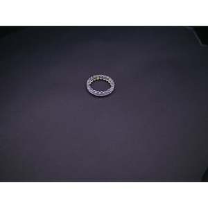 Elegante Anillo de Eternidad Chapado en Oro Blanco con Piedras Redondas de Circonia Cúbica Transparente, Anillo Apilable Premium y Elegante - Product Image 2