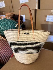Sac à main d'été en raphia fait main ARTIMADA, poignées longues en cuir, doublure en tissu coton, fermeture à bouton corne, pompon - Product Image 1