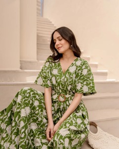 เดรสผ้าฝ้ายพิมพ์ลายดอกไม้ยาวปานกลาง สไตล์อินเดีย ทำด้วยมือ เป็นมิตรกับสิ่งแวดล้อม ซักได้ เหมาะสำหรับผู้หญิงและเด็กผู้หญิง สวมใส่ในงานปาร์ตี้ช่วงฤดูร้อน เอวธรรมชาติ ทรงสั้น - Product Image 4