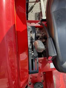 Tractor de Ruedas Massey Ferguson 1825E 2022, 24.7HP, 4WD, Tractor Utilitario Compacto con Cargador y Toma de Fuerza - Product Image 4