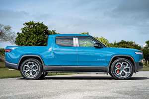 2024 R1T Adventure Edition AWD, Vehículo de Bajo Kilometraje, Transmisión Automática, Volante a la Izquierda, Combustible Gasolina/Eléctrico - Product Image 2