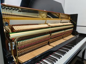Piano droit Yamahas U10BL Piano d'occasion de haute qualité Piano professionnel de marque japonaise Choix Design classique Tonalité riche - Product Image 6