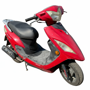 สกู๊ตเตอร์แก๊สสีแดงพร้อมไฟหน้าคู่และแฮนด์สีดำ มุมมองด้านหน้า - Product Image 5