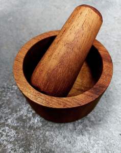 Mortier et pilon en bois détaillés, mettant en valeur une finesse de fabrication, tout en permettant un broyage efficace pour les besoins quotidiens de la cuisine. - Product Image 1