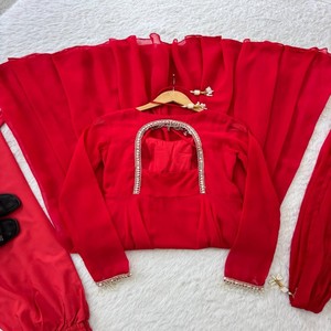 Conjunto de Vestido de Fiesta VASTRA COTTAGE en Falsa Georgette con Pantalón con Bordado de Lentejuelas y Zari, Mangas Bordadas con Moti y Encaje, y Dupatta - Product Image 4