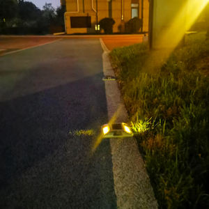 Borne routière LED blanche, lumière d'avertissement, résistante aux intempéries, en aluminium, montage au sol solaire, marquage routier, IP68, marqueur de voie d'accès, visibilité de 800 m - Product Image 3