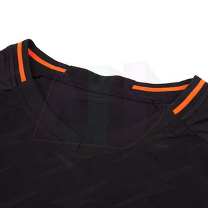 Conjunto de Camiseta y Pantalones Cortos de Fútbol Personalizables, Ligeros y Transpirables, 100% Poliéster, para Entrenamientos y Partidos Competitivos - Product Image 3