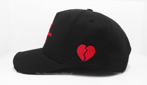 Gorra de Béisbol Negra Desgastada de 5 Paneles al por Mayor con Bordado 2D de Corazón Roto y Cierre de Etiqueta, Estilo Vintage Lavado Tipo Dad Hat - Product Image 2