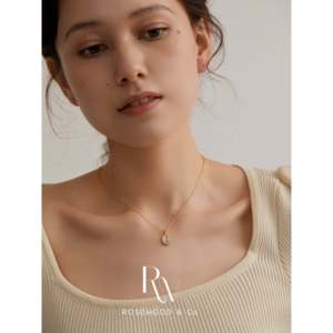 Collana Trendy con Pendente in Opale Bianco, Forme Geometriche a Cuore e Numeri, Catena in Acciaio Inossidabile Placcato Oro con Diamanti - Product Image 2