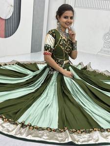 Lehenga Choli traditionnel de couleur verte spéciale Navratri en tissu de coton pur pour les femmes indiennes dans les occasions de festivals - Product Image 5