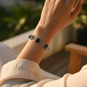 Bracelet en argent sterling 925 avec pierre d'onyx, design vintage tendance pour femmes, à porter au quotidien, occasions spéciales comme les mariages, les anniversaires - Product Image 1