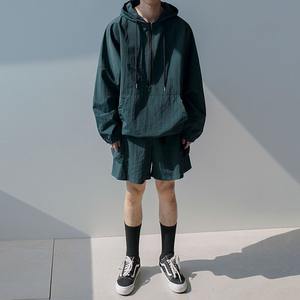 Chaqueta acolchada de bombardero personalizada para hombre, con cierre de escote acanalado a rayas y cortavientos con cuello levantado y logotipo en la parte delantera - Product Image 6