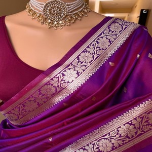 Sari de Seda Banarasi Pura VASTRA COTTAGE con Diseño de Zari Tejido a Mano en Toda la Superficie, Pallu Rico y Blusa de Seda de Contraste Suave - Product Image 1