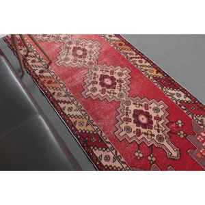 Alfombra Turca de 3.2x9.4 pies, Alfombra Vintage, Alfombra de Lana con Diseño de Camuflaje Rojo - Product Image 4