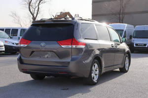 Toyota Sienna LE 2014 Usada en Buen Estado, 7 Pasajeros, Asiento con Acceso Automático - Product Image 5