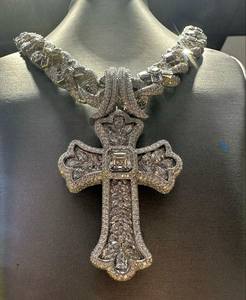 Chef-d 'œuvre artisanal de qualité supérieure Marquise Cut Moissanite Iris Cross Charm Collier disponible à un prix abordable - Product Image 4