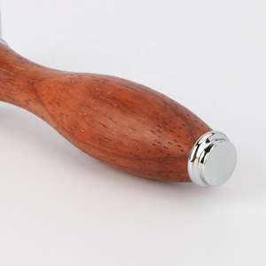 Rasoir de sécurité en acier inoxydable de marque privée OEM de qualité supérieure de couleur personnalisée avec double lame tranchante pour le visage et le corps manche en bois - Product Image 6