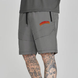 กางเกงขาสั้นผู้ชายผ้าฝ้ายลำลองทันสมัย สีดำล้วน แห้งเร็ว ระบายอากาศได้ดี เป็นมิตรกับสิ่งแวดล้อม กันน้ำ พิมพ์ลายโลโก้ด้วยเทคนิค DTF สวมใส่สบาย - Product Image 1