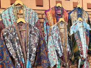 Venta 10 piezas al por mayor lote de largo Vintage Floral seda Kimono Robe mujer playa cubrir para primavera y verano - Product Image 4
