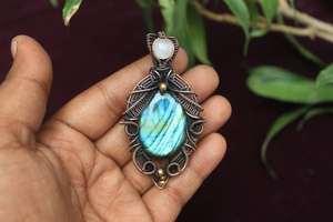 Prix de gros HARI OM CREATIONS Pendentif bouddhiste vintage en laiton plaqué or avec pierre de Labradorite en forme de pyramide filée, pierre de naissance, mariage - Product Image 5