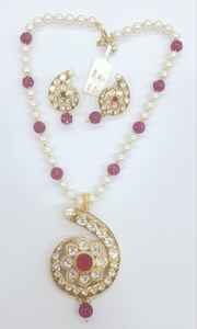 Elegante conjunto de collar con colgante Kundan con piedras verdes y pendientes para mujer, perfecto para bodas y ocasiones tradicionales - Product Image 3