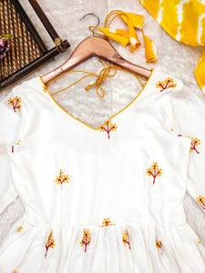 Tejidos místicos de Anvika de giros gloriosos de la India en tonos estampados arraigados en la cultura bailando con los colores de un corazón atemporal - Product Image 2