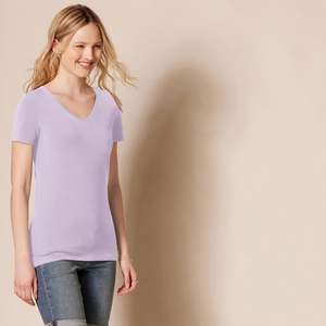 T-shirt chic pour femme, tricot doux, grande taille, texture légère, drapé aérien, toucher lisse, forme propre, confort quotidien, mouvement frais, moderne, été - Product Image 3