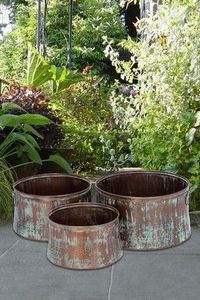 Maceta rústica galvanizada con acabado envejecido y textura desgastada, perfecta para jardines de estilo rural y decoración de granja Vintage - Product Image 2