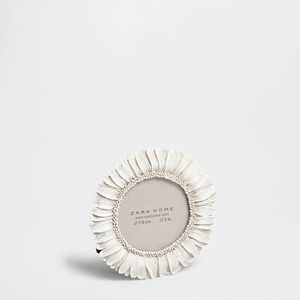 Marco de fotos cuadrado de madera que ofrece un aspecto geométrico equilibrado, perfecto para arreglos fotográficos de interiores modernos. - Product Image 5