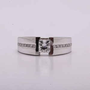 Bague Solitaire Taille Coussin avec Accents de Pierres Brillantes, Nouvelle Arrivée, Monture Bezel Unique, Diamant de Laboratoire Luxueux - Product Image 1