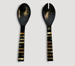 Ensemble de serveurs à salade en corne naturelle artisanale de luxe avec incrustation unique à rayures horizontales, poignées multicolores, grande cuillère à mélanger - Product Image 1