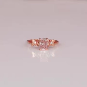 Bague de fiançailles plaquée or rose sur mesure, diamant cultivé en laboratoire coupe rayonnante, cadeau surprise d'anniversaire parfait - Product Image 1