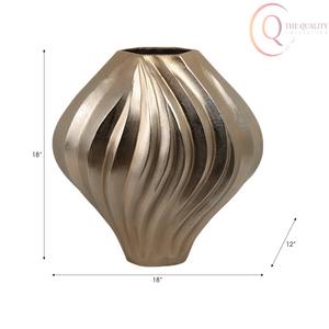 Vase décoratif de table en métal léger fait main, design de haute qualité pour intérieurs élégants et espaces de vie stylés - Product Image 3