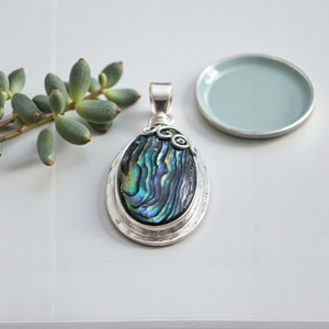 Pendentif en coquillage d'ormeau plaqué argent fabriqué à la main breloque de collier ovale irisé naturel, bijoux Boho Ocean pour femmes - Product Image 2