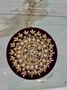 Pochette noire classique pour femme Sac à main accessoire de mode élégant et minimaliste pour un style intemporel et des tenues de soirée d'Inde - Product Image 6