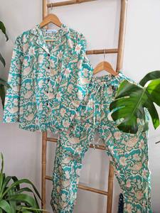 Ensemble deux pièces de vêtements de nuit traditionnels en coton indien avec imprimés ethniques et ensemble confortable pour femmes disponible à la vente - Product Image 3