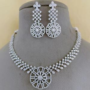 Magnifique collier de créateur en pierre AD finition argentée de meilleure qualité avec boucles d'oreilles pour la collection de vêtements de mariage pour les femmes - Product Image 1