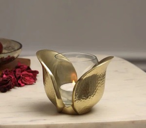 Superbe bougeoir tulipe en métal doré avec verre, idéal pour la décoration de la table à manger et du centre de table - Product Image 3