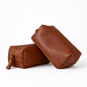 Ensemble de voyage avec trousse de toilette en cuir pour cosmétiques - Product Image 2
