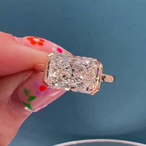 Bague de fiançailles Radiant de 5,00 ct en or jaune avec diamant cultivé en laboratoire certifié IGI, nouvelle collection de luxe - Product Image 1