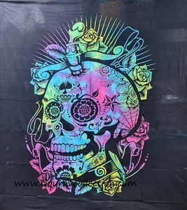 Tapisseries murales décoratives à motif crâne multi-roses pour chambre à coucher, idéales pour offrir - GC-TPDB-227. - Product Image 1