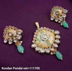 Ensemble de collier pendentif en cuivre indien traditionnel et à la mode plaqué or fleur élégante goutte et Kundan pour femme sans chaîne - Product Image 5