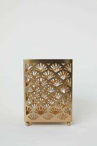 Porte-bougie en métal exquis conçu pour les célébrations festives avec des détails attrayants et un effet lumineux radieux - Product Image 6