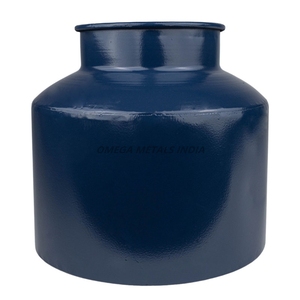 Jarrones de metal Premium en color azul marino profundo con una forma redonda única con acabado liso para un estilo interior contemporáneo para el hogar - Product Image 1