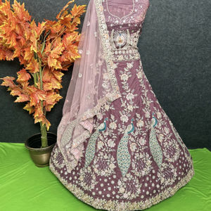 Ensemble brodé de fête Lehenga Choli avec chemisier Dupatta à paillettes lourdes pour la mariée et l'occasion - Product Image 1