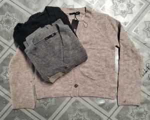 Suéter de punto grueso de algodón con cuello en V informal para mujer, moda de invierno con logotipo frontal, longitud corta, BD Apparels BD - Product Image 2