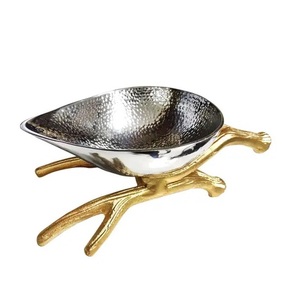Bol rond décoratif en métal le plus luxueux avec bol de service à base de designer en or pour la décoration d'événements de fête. - Product Image 3